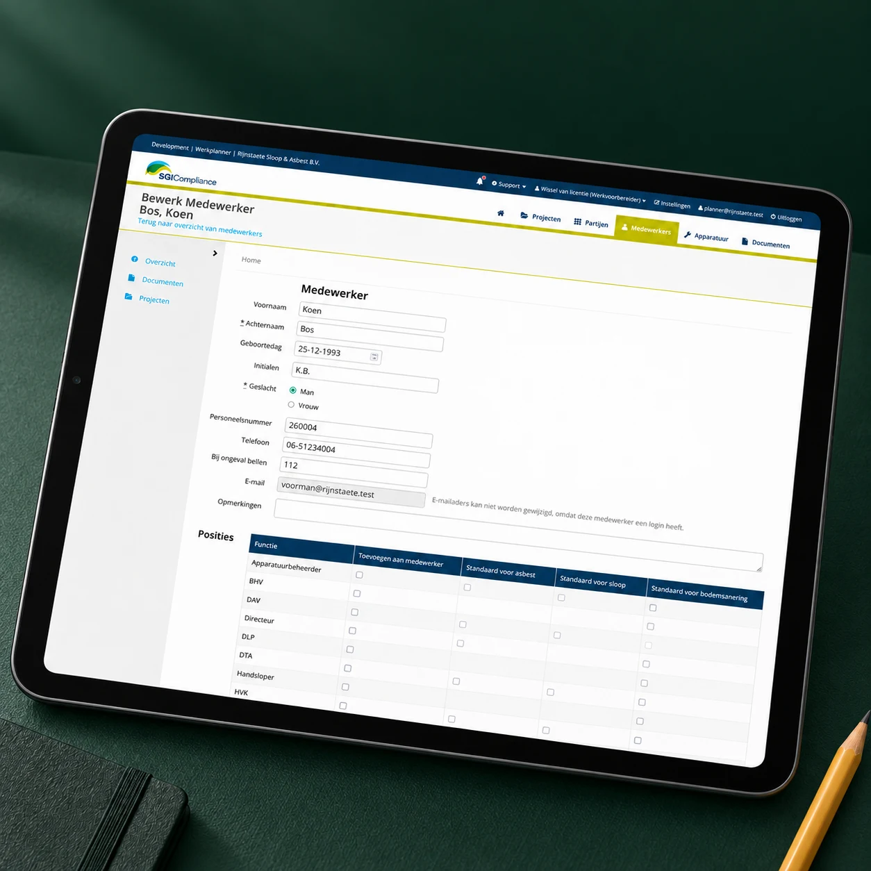 Tablet met het medewerkerformulier en de functietoewijzing in Werkplanner op een donkergroene ondergrond