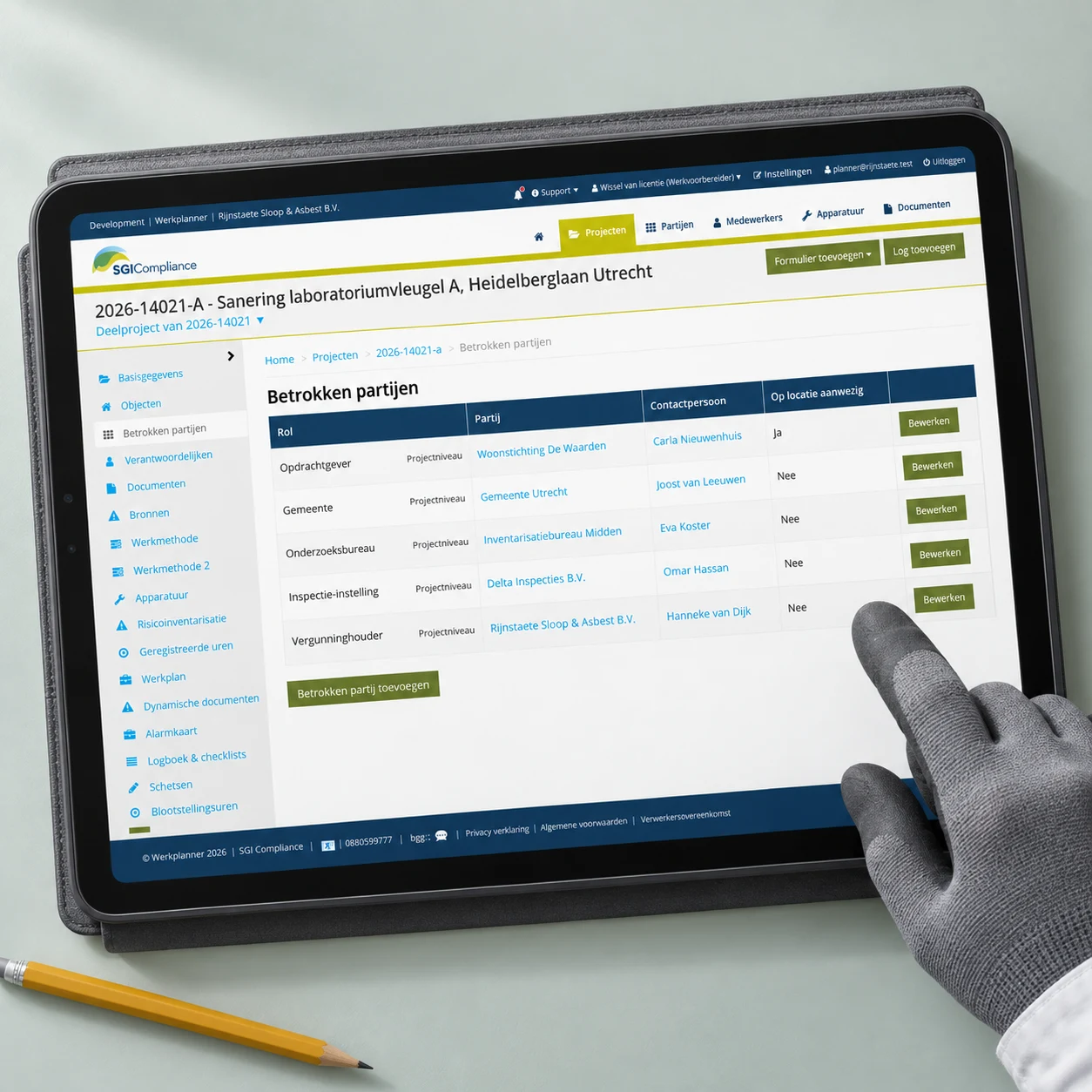 Tablet met de betrokken partijen van een project in Werkplanner