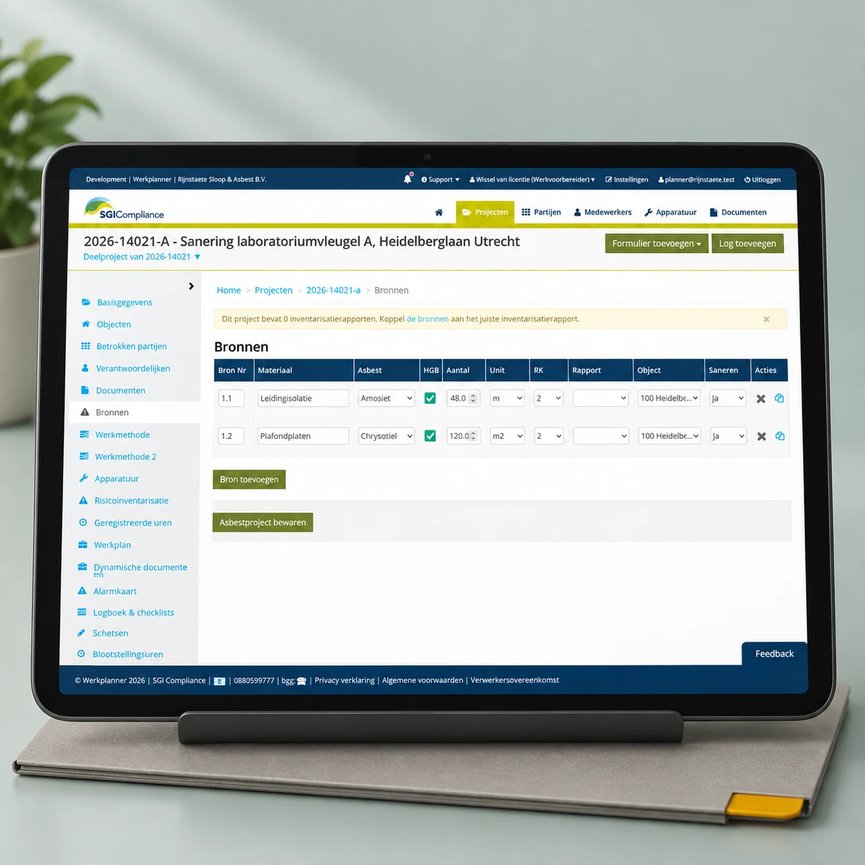 Tablet op een standaard met de bronregistratie van een saneringsproject in Werkplanner