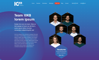 Het oude ontwerp van de teampagina, met blauwe en paarse vlakken en portretten in zeshoeken
